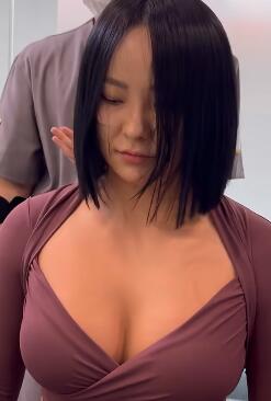 为健身教练进行全身正骨治疗 240602