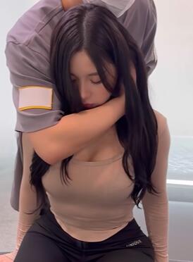 为模特小姐姐进行全身正骨治疗 240529