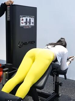 下半身锻炼教学:腿弯举