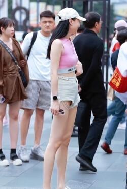 超短裤大长腿美女,我们养不起的穿搭
