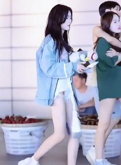 街拍火辣小妹妹,我们hold不住的穿搭