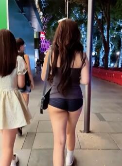 清纯酒吧小仙女,那些我们穿不起的穿搭