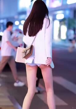 盘点街拍翘臀小姐姐,那些我们穿不起的鞋子
