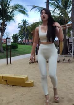 海边纯白的瑜伽演出