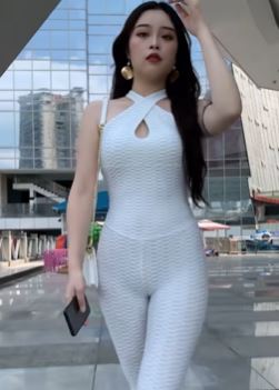 白色凸点瑜伽裤,胆大出门