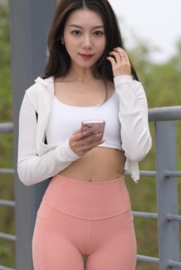 她穿瑜伽裤陪你逛街