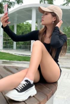 扭扭捏捏 小妮子走走停停逛公园