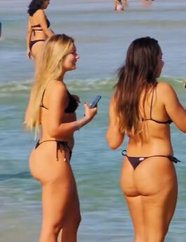 巴拉达蒂茹卡海滩上的比基尼美女 巴西里约热内卢海滩