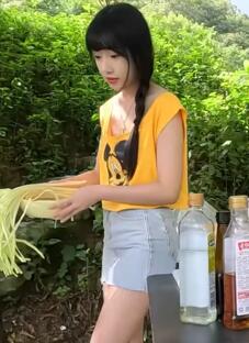 粥粥的山林间做菜系列:今天带来一道韭黄炒蛋