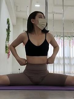 健身新风尚:镜子前的运动