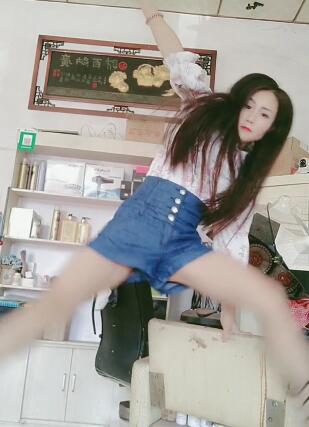 美女心情不好给大家来个空中一字马