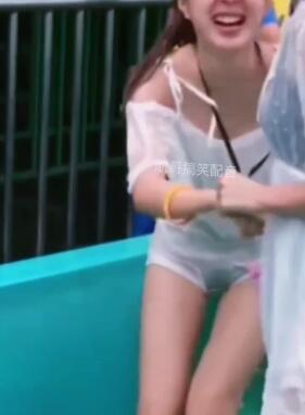 水上乐园!水管够喝呀!瞅给这老妹乐滴