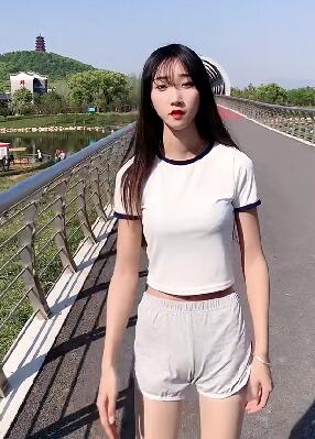 今天天气不错 小美女来外面玩 顺便来个自拍