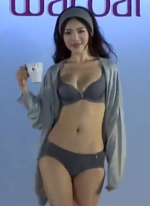 美女模特走秀九九免费视频4