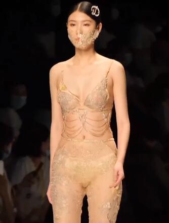 美女模特走秀九九免费视频9