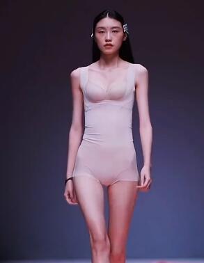 美女模特走秀九九免费视频21