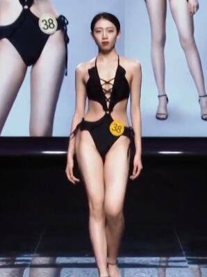 美女模特走秀九九免费视频18