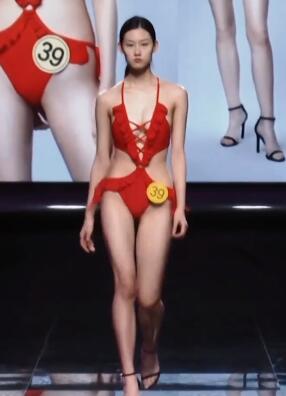 美女模特走秀九九免费视频17