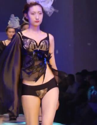 美女模特走秀九九免费视频19