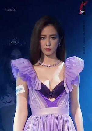 思薇尔内衣代言人周晓涵霸气走秀