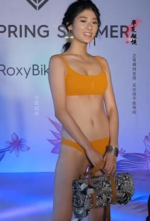时尚超模春夏新品比基尼发布会现场走秀