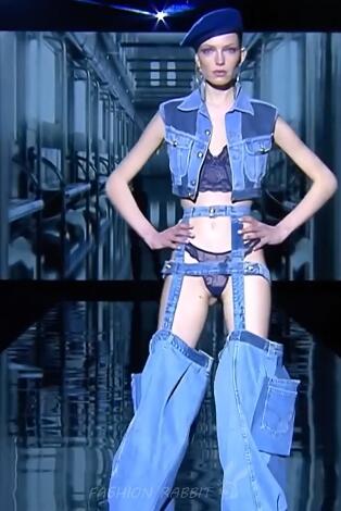 安德烈斯·萨尔达品牌-2022梅赛德斯奔驰内衣秀1