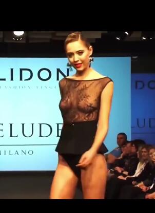 正规超模穿搭 #欧美超模丅台秀 #蕾丝美背