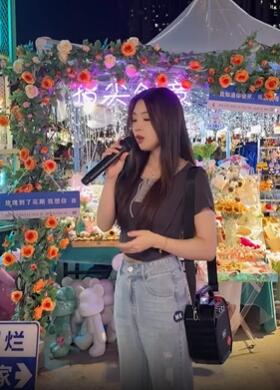网红歌手金钰晨街头翻唱歌曲《一直很安静》