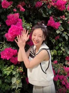 演员柳岩分享户外赏花vlog,女神甜美的笑容比花还美