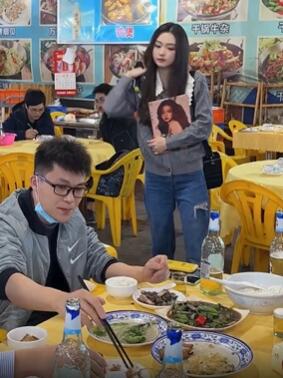 金钰晨餐馆给食客唱《女人心》,听歌看美女两不误