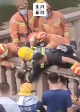 上海一4岁男童头卡豫园九曲桥栏杆缝隙间 消防员破拆救出