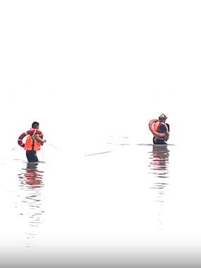 浙江嘉兴一女子欲跳江轻生被消防员救下