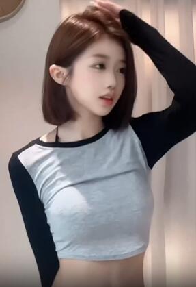 短发甜妹「张kk」居家浅跳,网友:会不会被你甜死