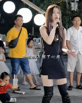 金钰晨路演翻唱《寂寞沙洲冷》,一旁观众在很认真的听