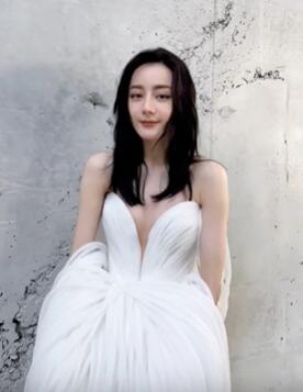 迪丽热巴穿奇装异服上热搜 这穿的恐怕是艺术吧