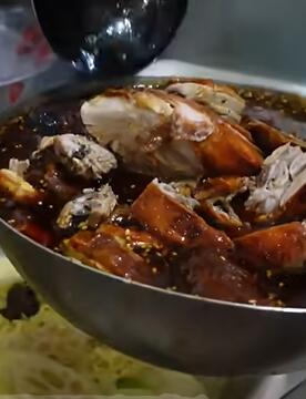 重油重辣整只冒烤鸭!鸭肠泡面整锅端超级有味