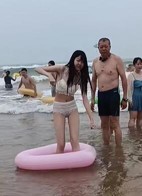 海边沙滩美女玩水 滩比基尼美女