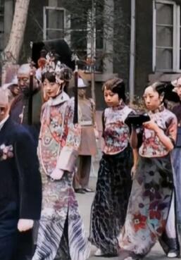 1934年6月,婉容最后一位公开露面,宫女太监如影相随