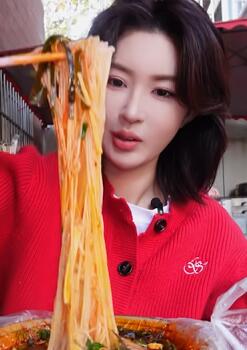 西安8元一碗的红油米线路边摊,6元一个大满贯夹馍