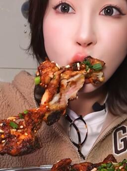 贵州深夜炭火烤鸡,外焦里嫩还带汁水