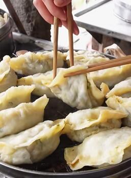 7 元 35 个蒸饺,漏油包子 23 个