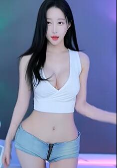 跨上能放两箱矿泉水的性感火辣女主播