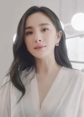 杨幂早期写真照曝光!穿性感套装身材傲人