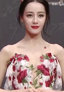 迪丽热巴现场拍摄花絮,娇艳欲滴