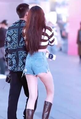 盘点街拍翘臀美女,那些我们穿不起的潮鞋