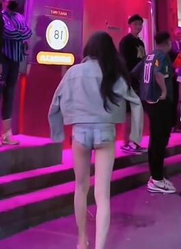 盘点酒吧门口集合小姐姐,那些我们穿不起的穿搭