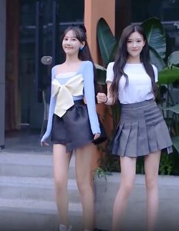 网红美女云小朵与姐妹一起热舞 网友:美少女战士