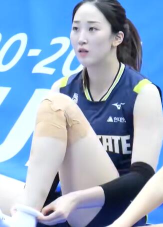 韩国排球美女队员现场脱袜子