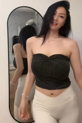 于小爱,白色瑜伽裤热舞