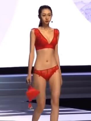 高颜值小姐姐走秀 全都是大长腿